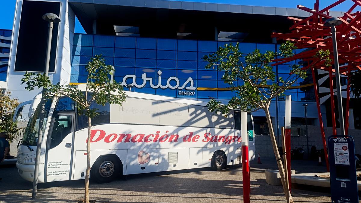 El autobús de donaciones del Centro de Transfusiones, frente al Larios Centro.
