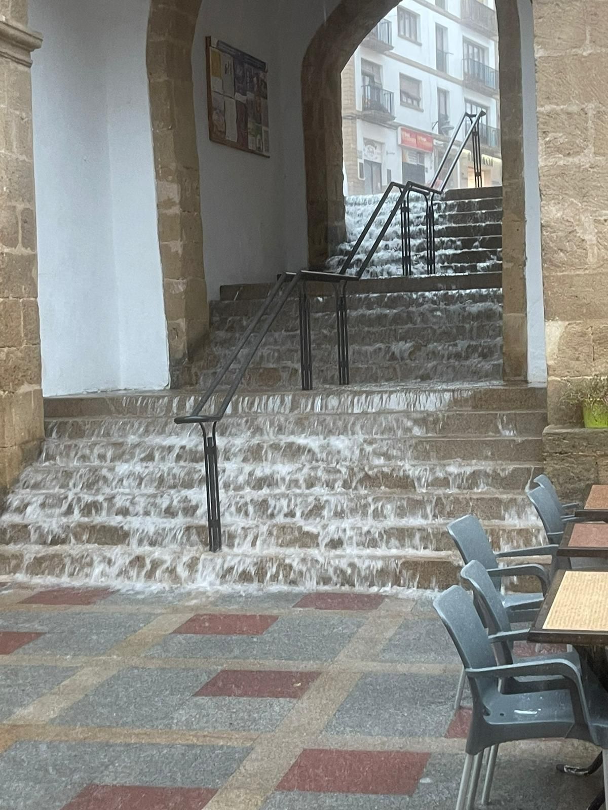 Una impresionante tromba de agua inunda calles y atrapa coches en Dénia