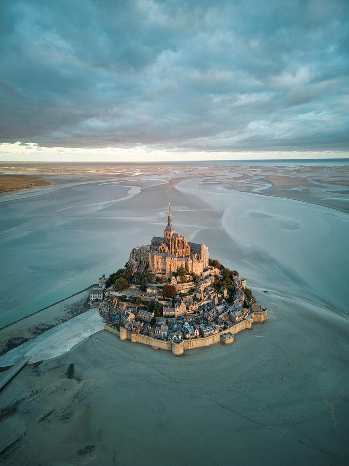 Vista superior al amanecer de la bahía del Mont Saint Michel, Normandía, Francia