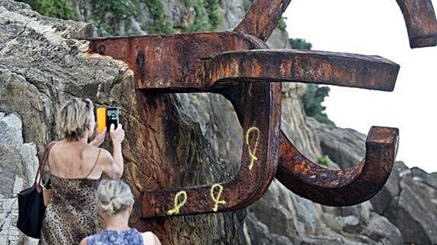 Indignació pels llaços grocs al «Peine del Viento»