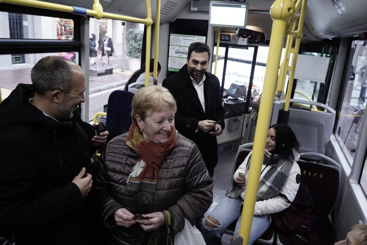 L'alcalde, Marc Aloy, i el regido, Carles García, conversant amb usuaris del bus, aquest dimecres al migdia
