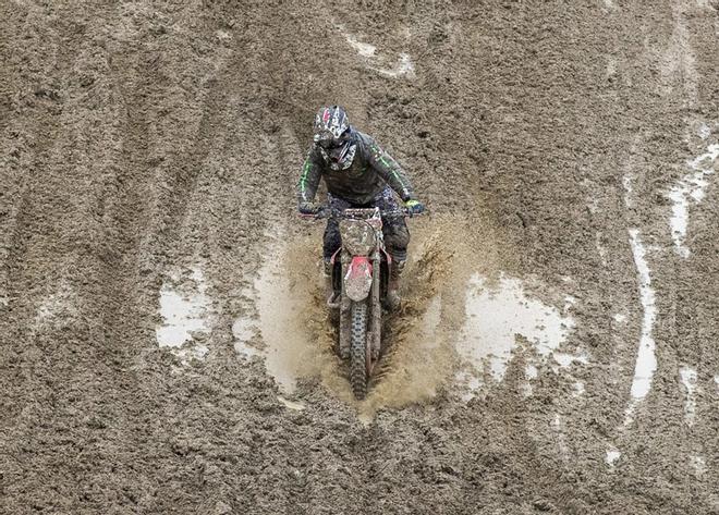 Stepan Jelescu de Moldavia compite en el Balkan Motocross Championship en la pista Skinosy, en Chisinau, Moldavia.