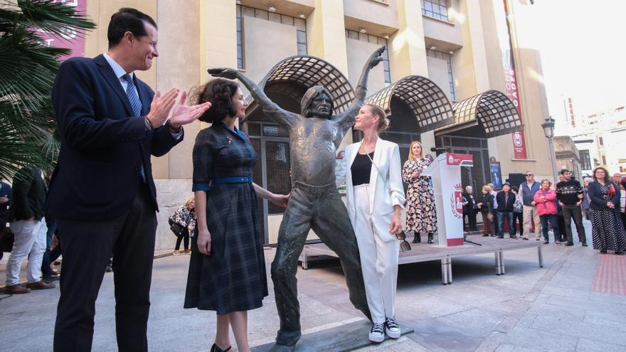 Una escultura de Antonio Gades recuerda al genial bailarín en Elda