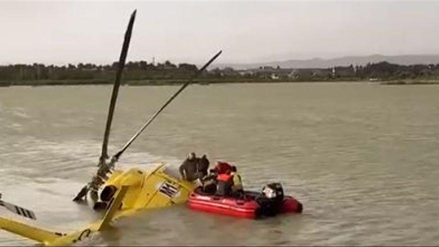 Un helicóptero cae al agua en Cinco Villas cuando cogía agua para un incendio