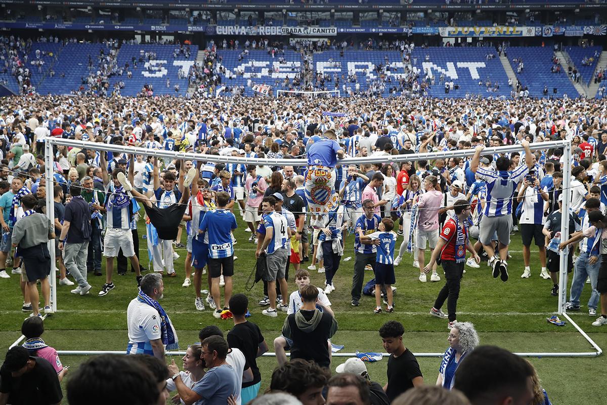 Invasión de aficionados del Espanyol al terreno de juego tras la victoria de su equipo frente al Real Oviedo.