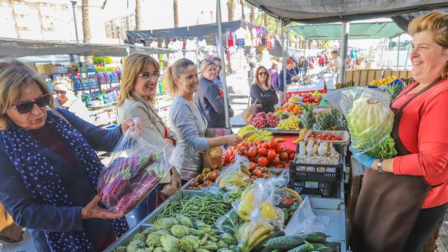 Mercadillo de los martes en Orihuela/ Foto Tony Sevilla