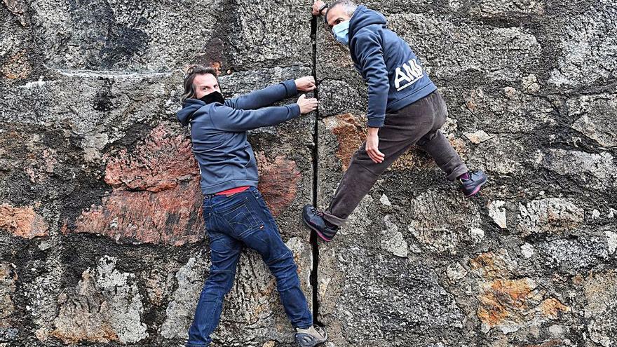 Finuco y Fausto, ayer en el muro de escalada del dique de abrigo. |   // VÍCTOR ECHAVE