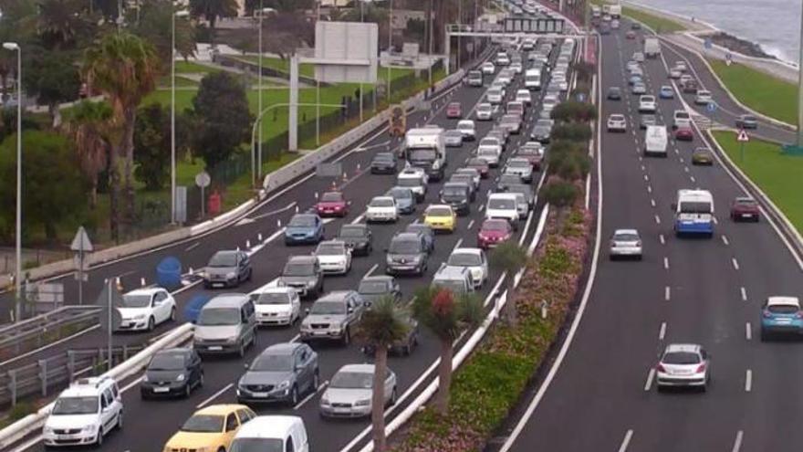 Retenciones de tráfico en la Avenida Marítima.