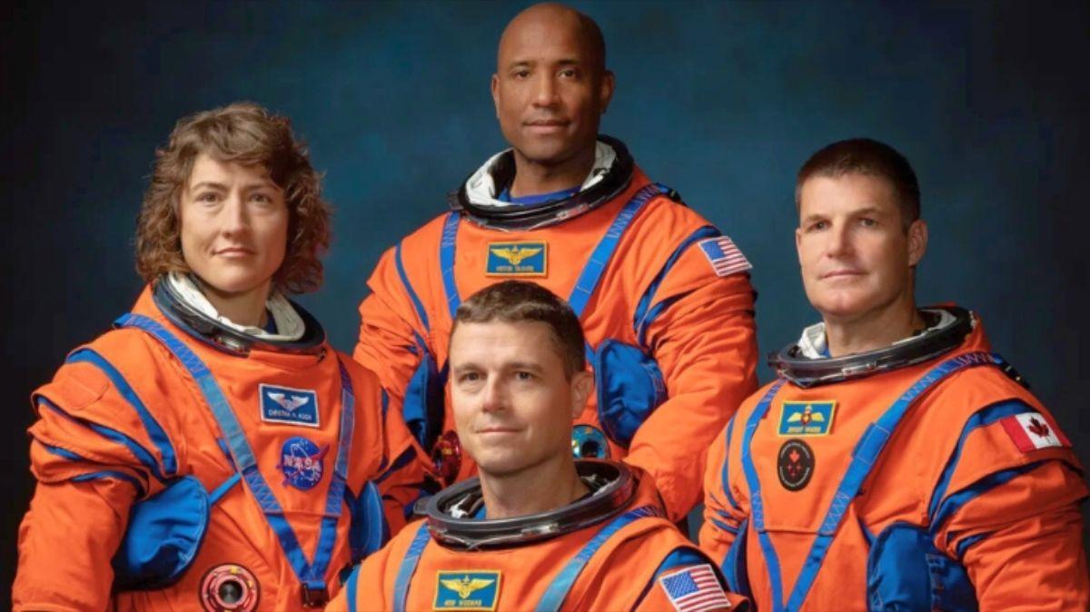 La tripulación de la misión Artemis II de la NASA. De izquierda a derecha: los astronautas de la NASA Christina Hammock Koch, Reid Wiseman (sentado), Victor Glover y el astronauta de la Agencia Espacial Canadiense Jeremy Hansen.