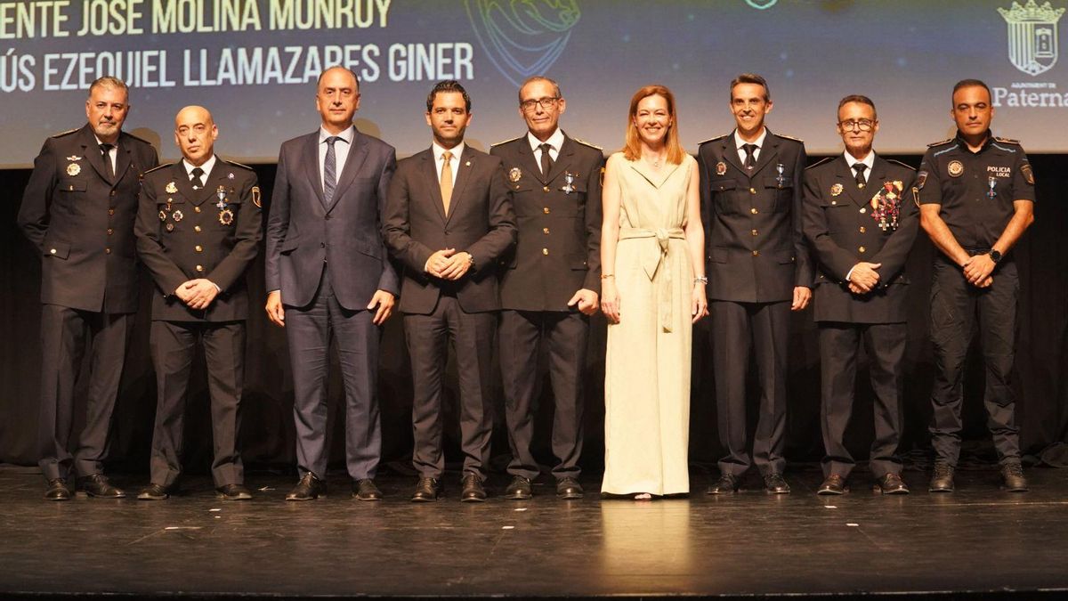 Sagredo, Nuria Campos, Valderrama, Rafa Mestre durante la entrega de medallas en reconocimiento a la Policía Local de Paterna