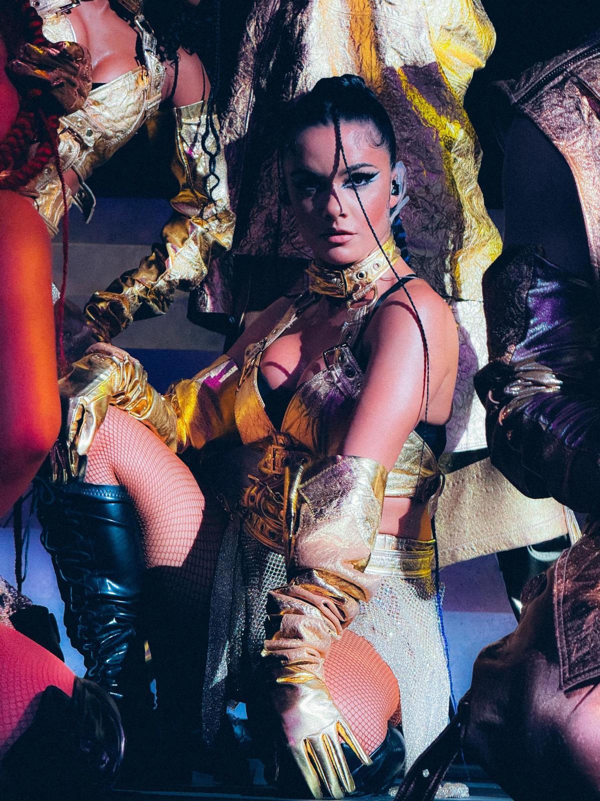 La bailarina que todos las estrellas latinas quieren, en acción