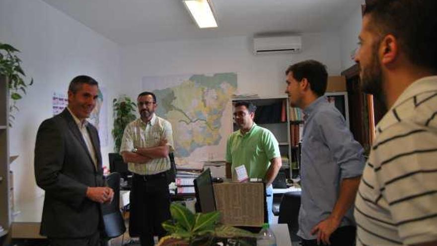 El alcalde de Mijas, Juan Carlos Maldonado, visitando las dependencias municipales.