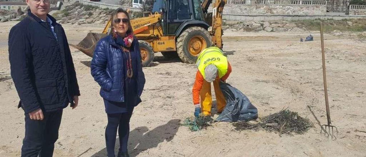 Cacabelos y Domínguez, durante la supervisión de la limpieza de playas para Semana Santa. // Muñiz