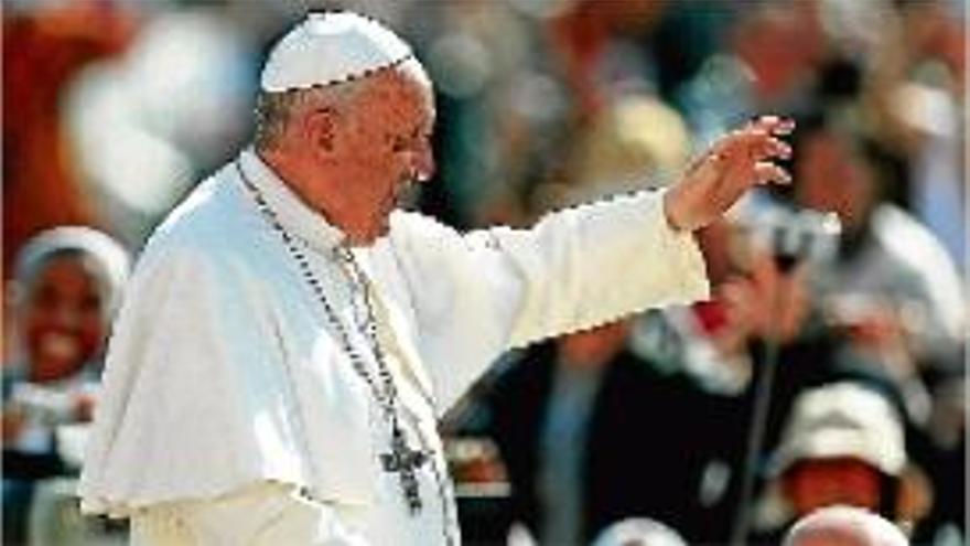 El papa Francesc saluda la gent a la plaça de Sant Pere de Roma