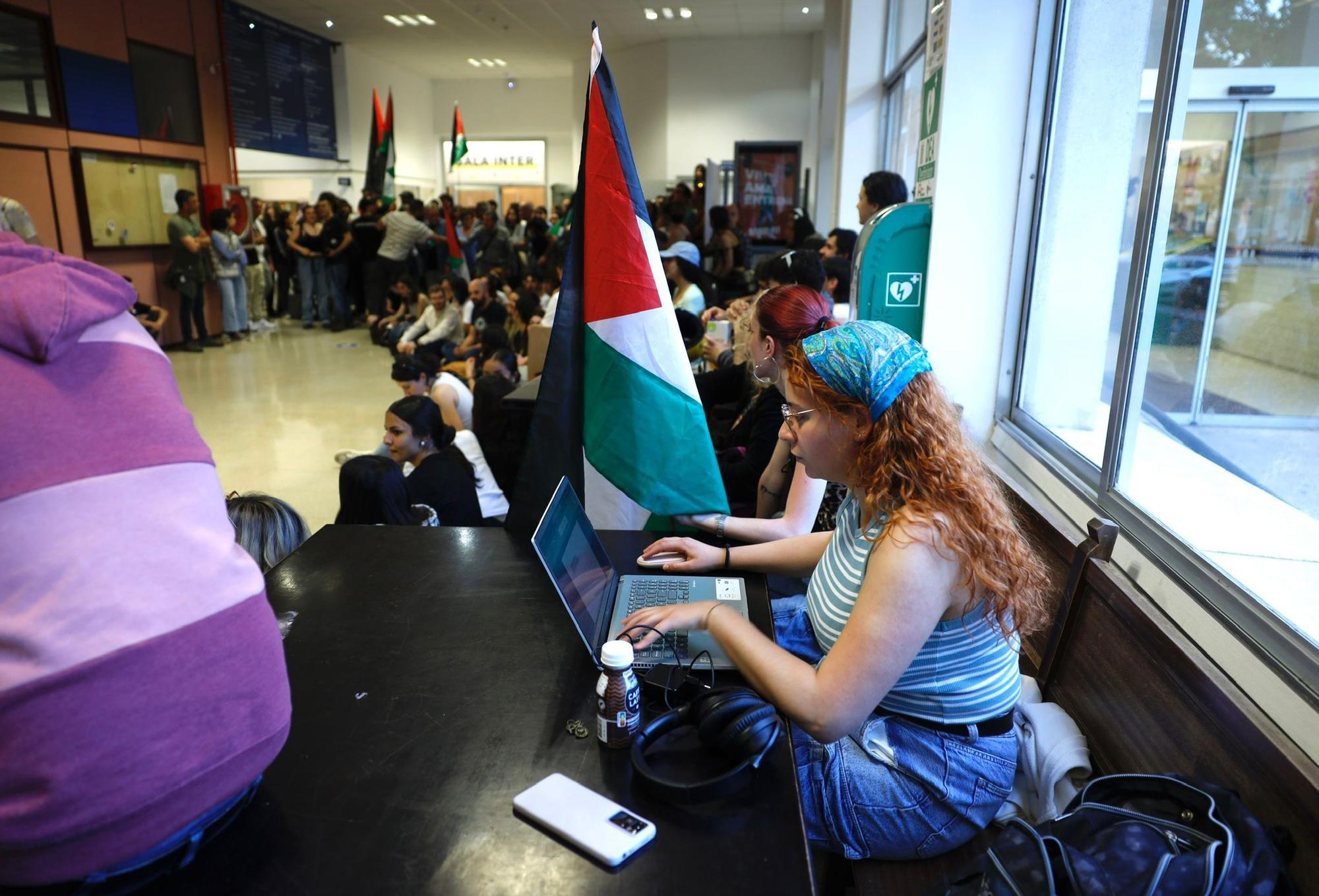 En imágenes | Decenas de estudiantes se encierran “de manera indefinida” en Interfacultades en apoyo a Palestina