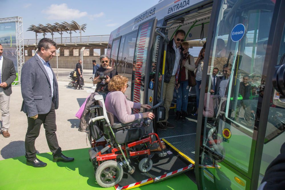 El rapero alicantino presenta ha presentado la nueva flota de vehículos accesibles e interpreta uno de sus temas