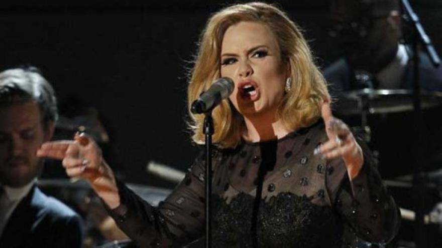 Adele triunfa en los Grammy