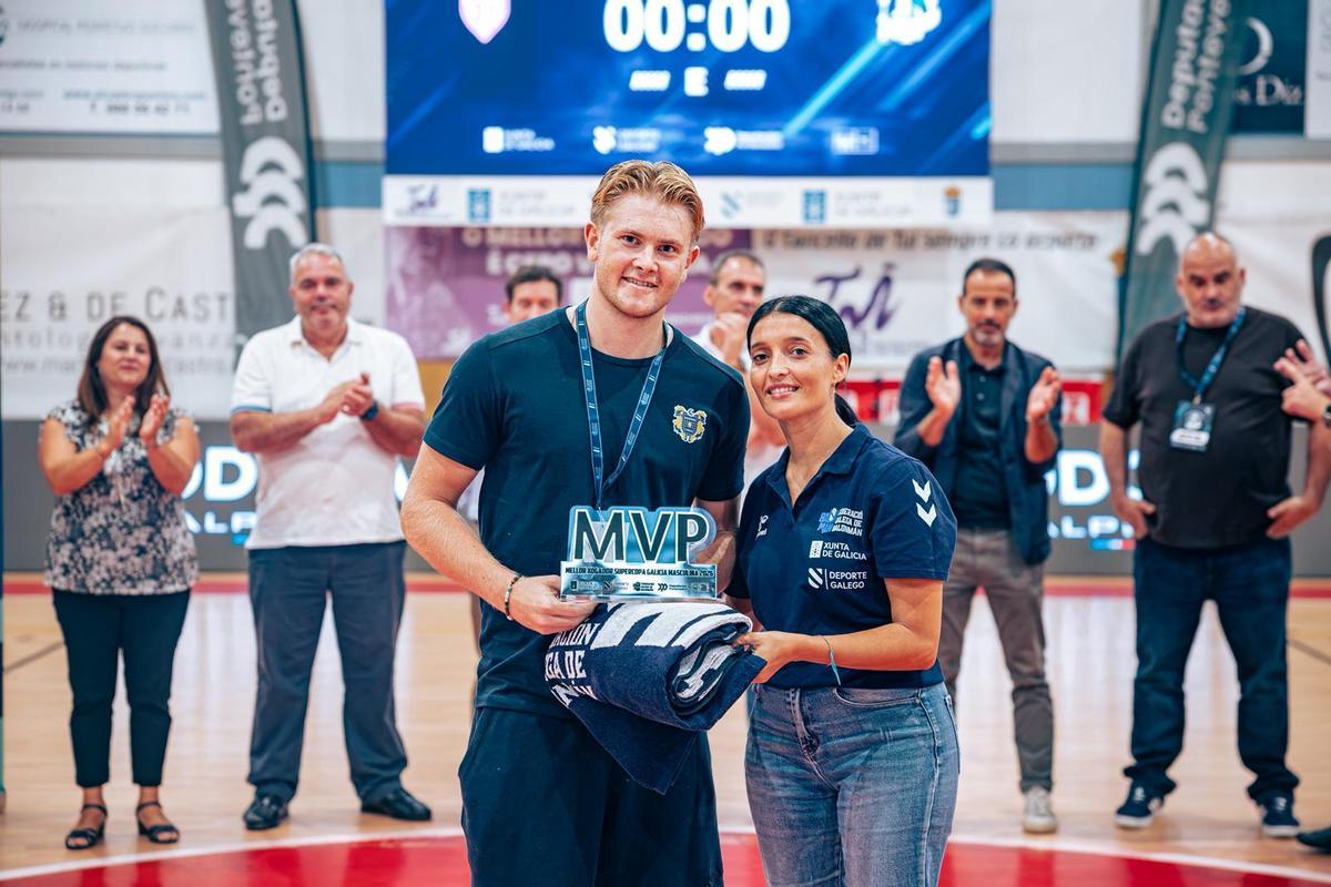 El danés Pelle Boesen recibe el premio como MVP de la final.