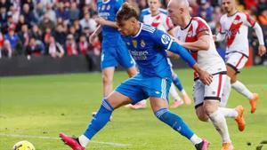 Asencio protege el balón ante Isi, en el último partido del Madrid jugado en Vallecas