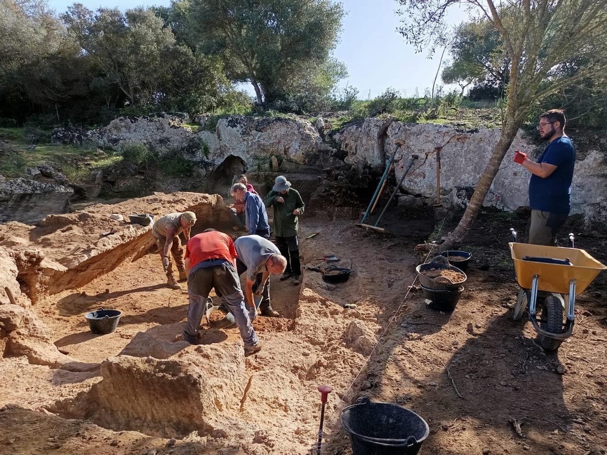 Un grupo de investigadores, trabajando ayer en el yacimiento de Son Sunyer