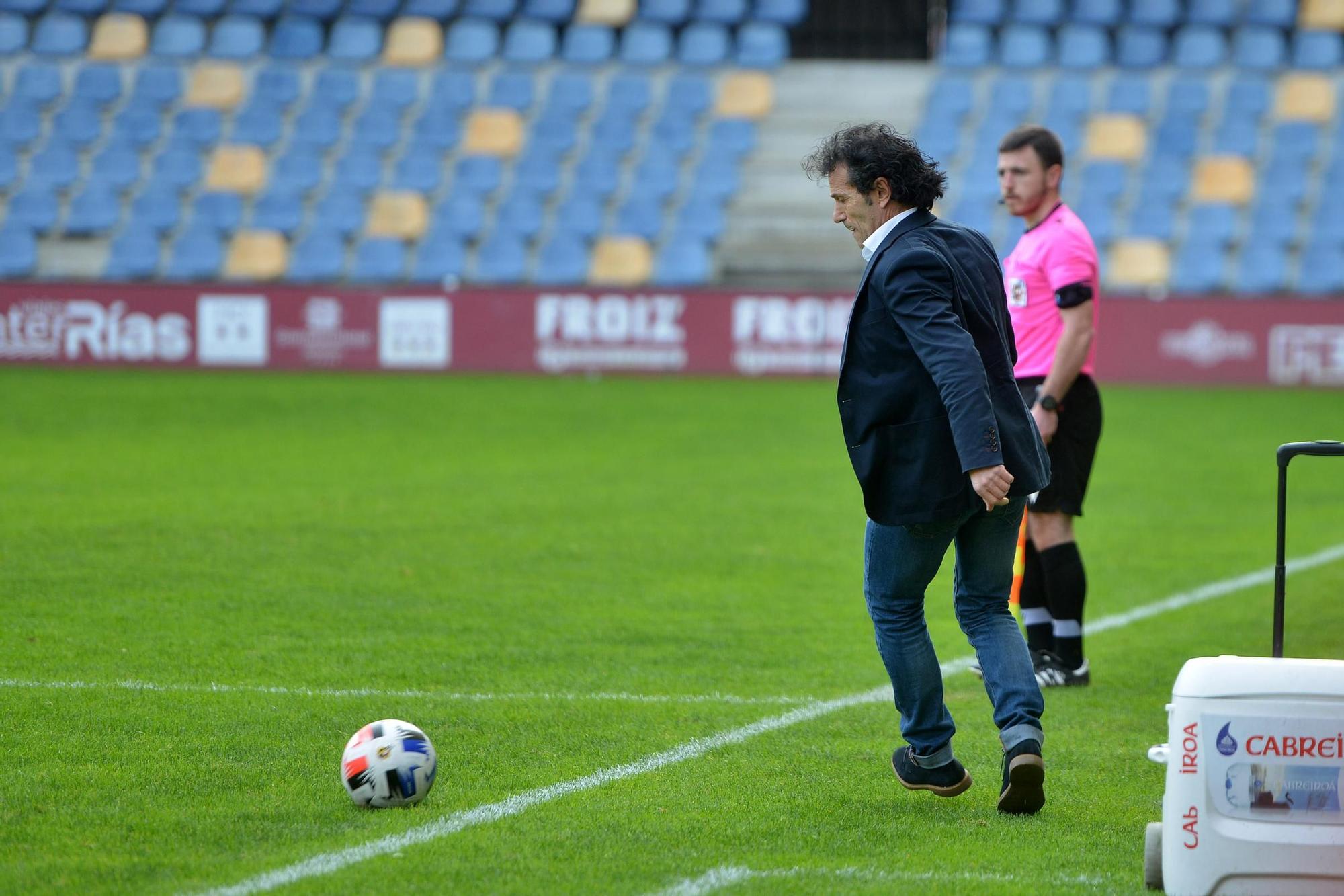 Luisito se desvive en su vuelta al banquillo del Pontevedra CF