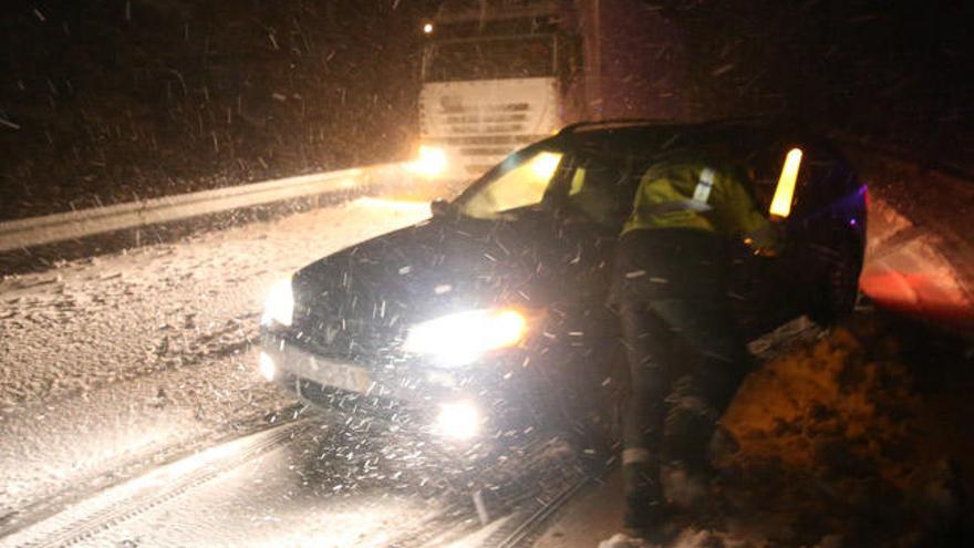 La Guardia Civil ayudando a un vehículo en apuros, esta madrugada en A Gudiña. // Nick