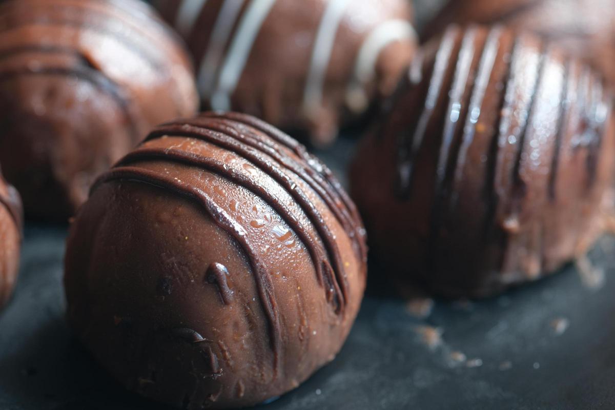 Bombones de chocolate en una imagen de archivo