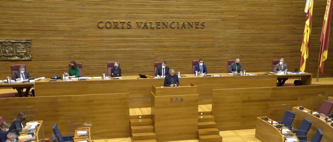 El síndic del PSPV, Manolo Mata, en la tribuna de las Cortes valencianas.