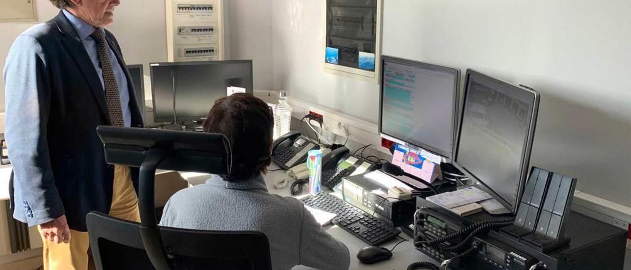 José Ramón Prado, en la sala en la que está ubicada la nueva centralita de bomberos.