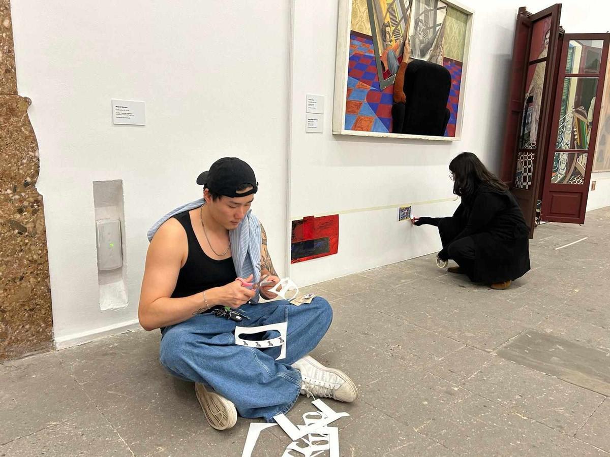 Otro momento de la acción performativa en el Solleric.