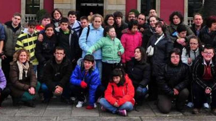 Los participantes en el intercambio posan ante el Concello minutos antes de la recepción oficial en el salón noble municipal. // Iñaki Abella