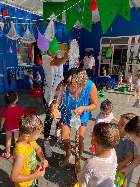 En la guardería utilizaron bolsas de agua para divertirse. |   // FDV