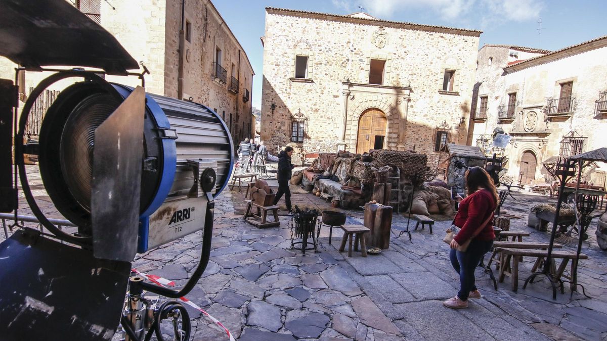 Imagen de los decorados en la plaza de Santa María para el rodaje de la primera temporada de ‘La casa del dragón’.