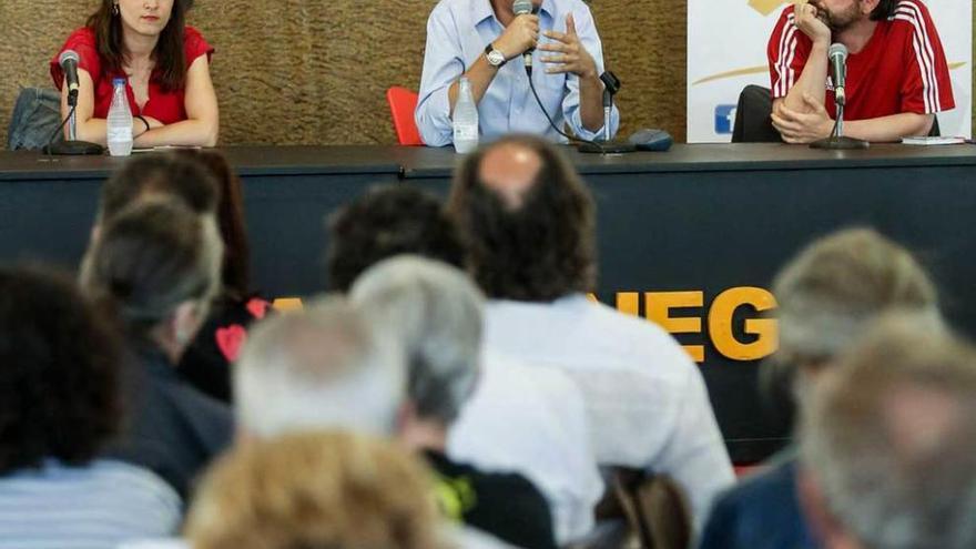 Eva Solla, Óscar López y Rafael Mayoral, ayer, en Gijón, en el debate que mantuvieron en la &quot;Semana negra&quot;.