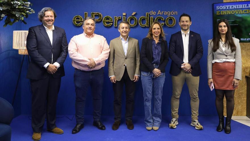 José Manuel Corujo (Adiego), Gabriel Paz (MAPA Servicios e Instalaciones), Javier Martínez (Gobierno de Aragón), Jesús Alijarde (Ibersyd) y Dolores Maldonado (MAPA Servicios e Instalaciones), junto a la gerente de EL PERIÓDICO DE ARAGÓN, Cristina Sánchez.