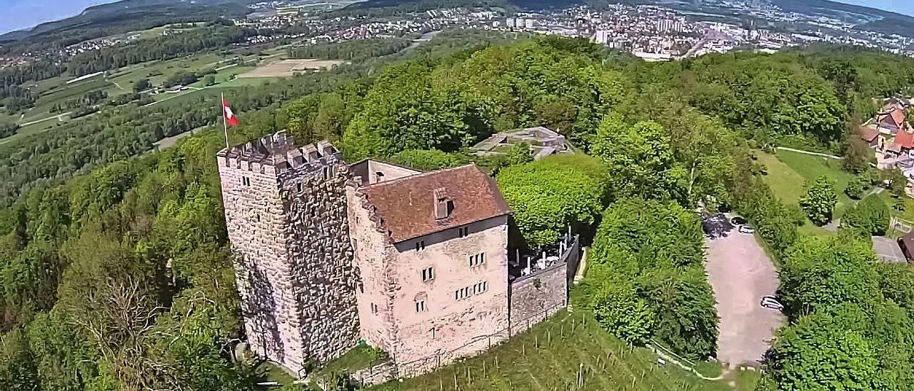 Castelo dos Habsburgo no cantón suízo de Argovia.  Na imaxe pequena: Carlos I de Austria e IV de Hungría (1887-1922).