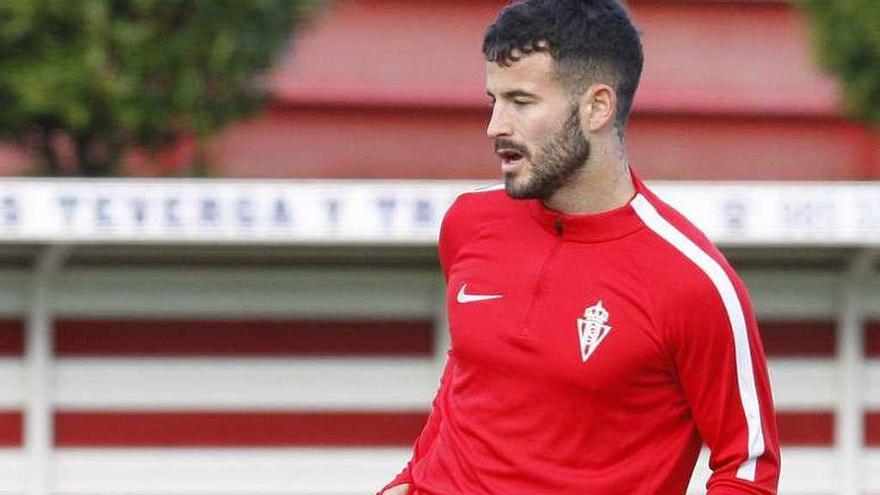 Rubén García golpea un balón en el entrenamiento de ayer en Mareo.
