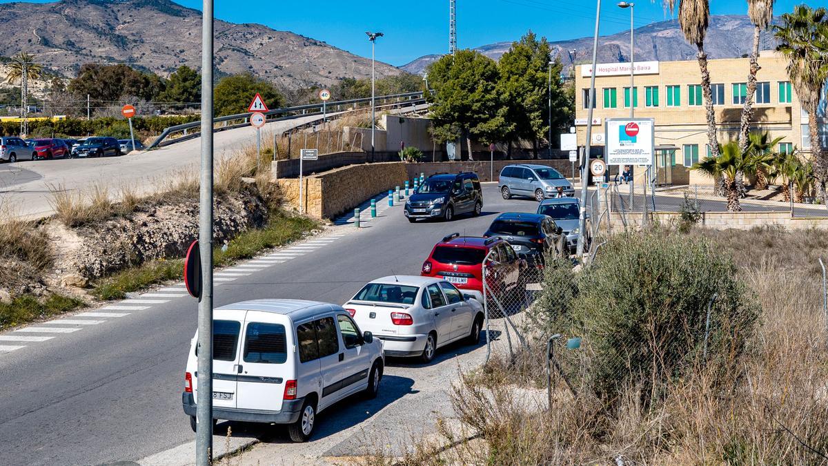 Los usuarios y trabajadores tendrán que aparcar fuera del recinto sanitario y transitar por esta carretera, sin aceras ni arcenes, para llegar al Hospital .