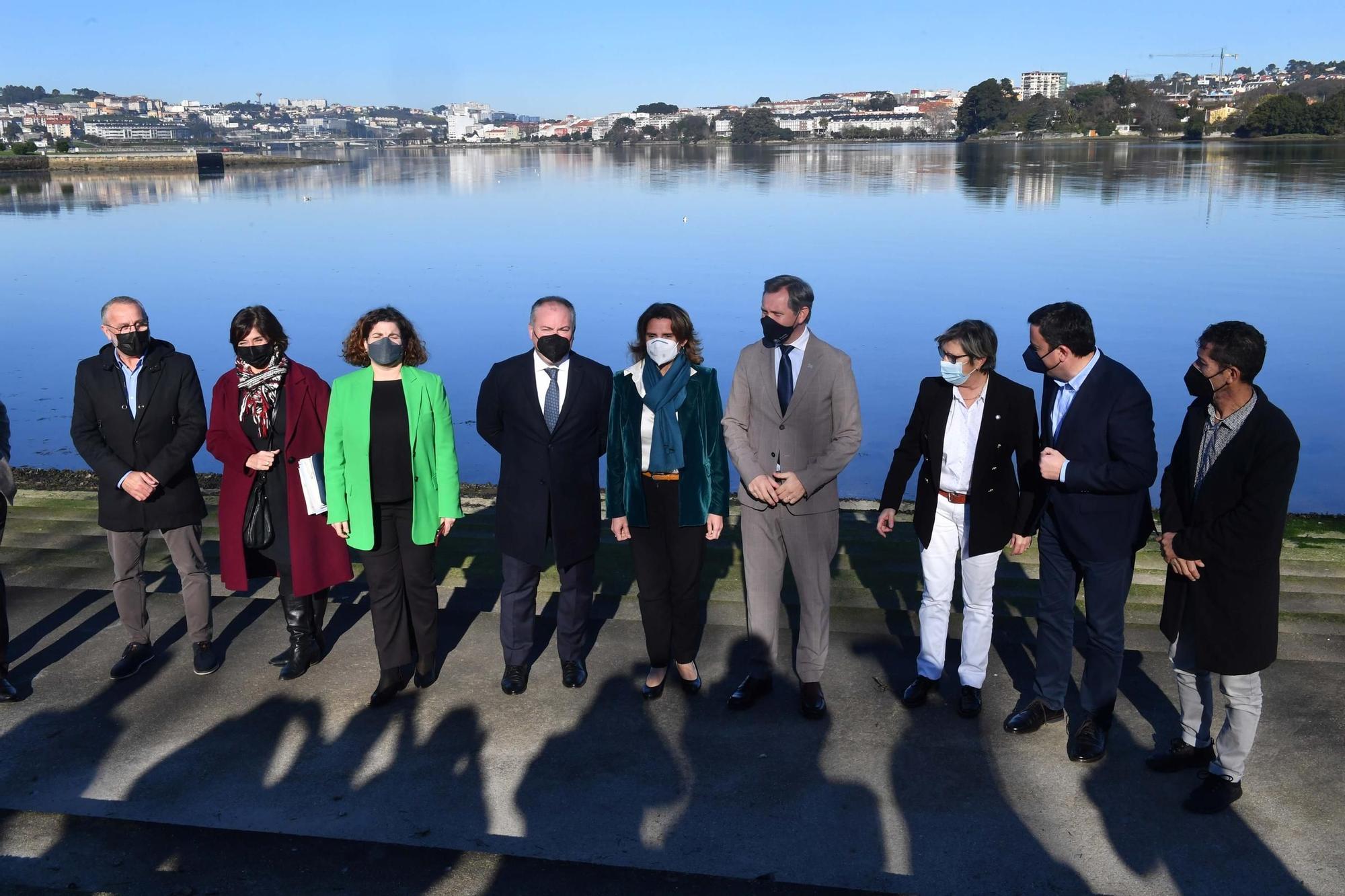 Visita oficial de autoridades con motivo de las obras de dragado de la ría de O Burgo.