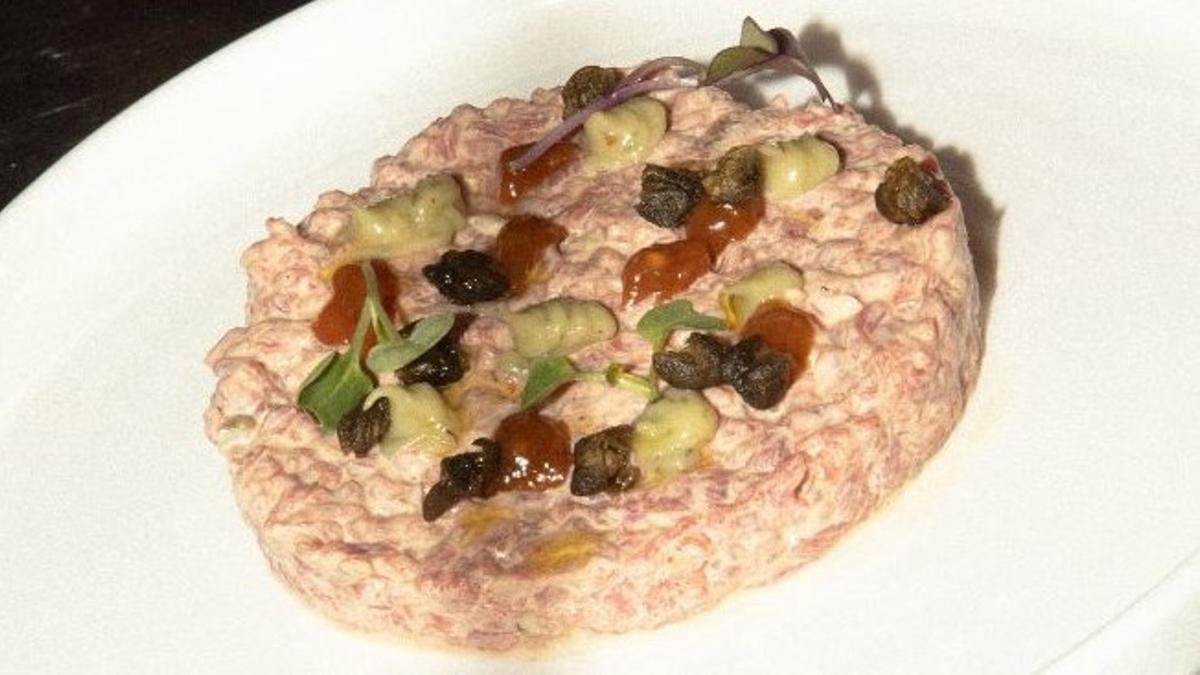 Tartar de vaca frisona con mantequilla 'noisette' de tuétano, 'mostarda' de nectarina y chile con pan de centeno del restaurante Sr. Antúnez.