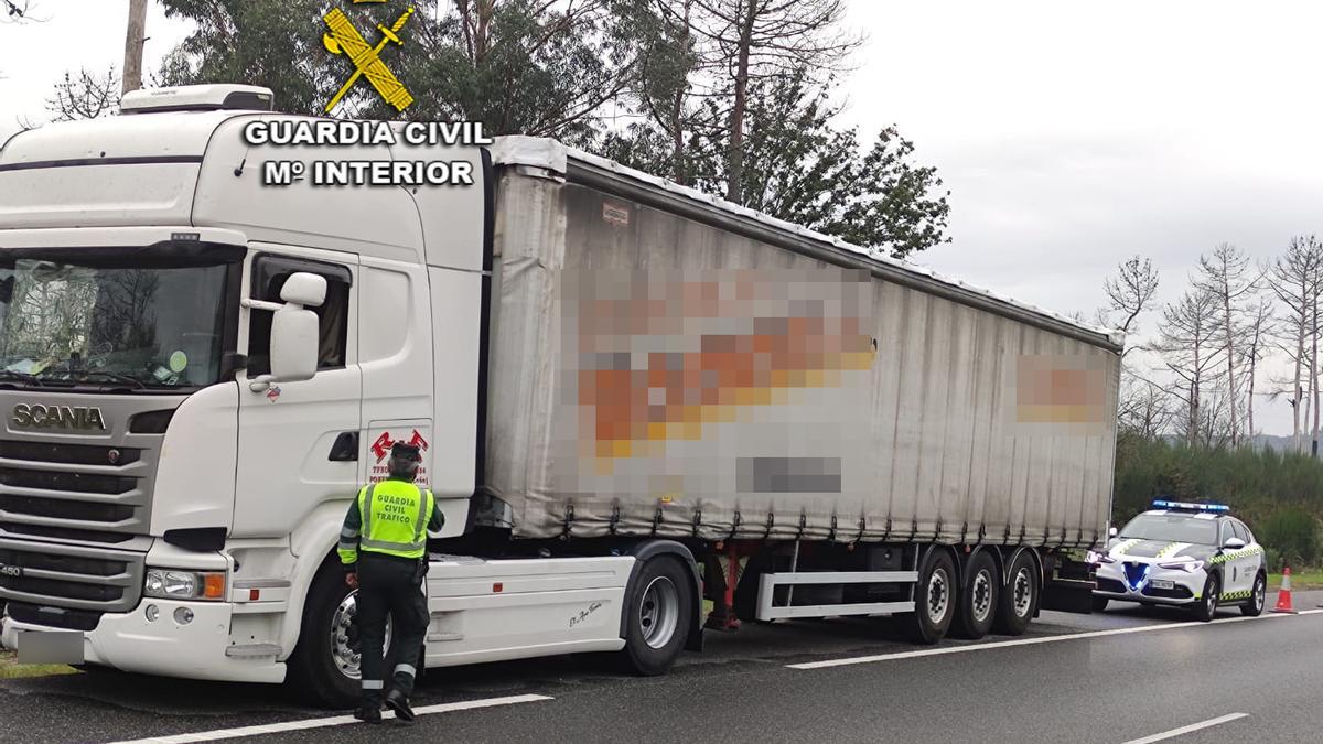 El camión del detenido en A Cañiza.