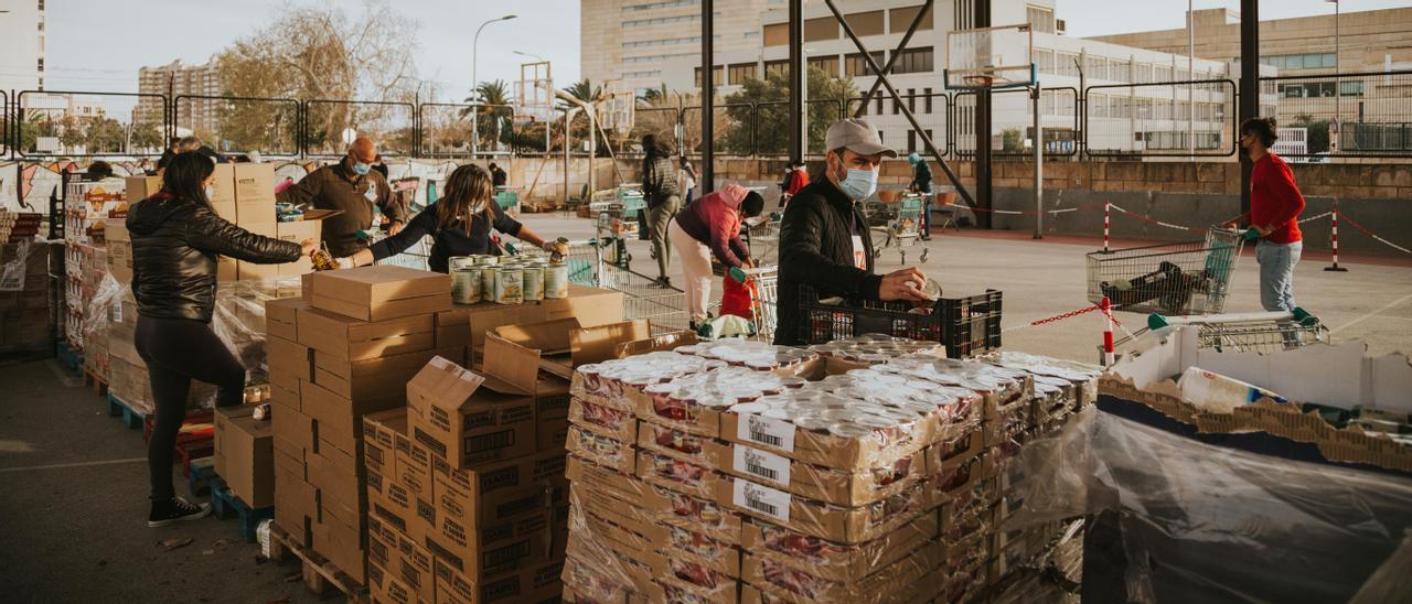 Reparto de alimentos en las instalaciones de Montisión Solidaria.