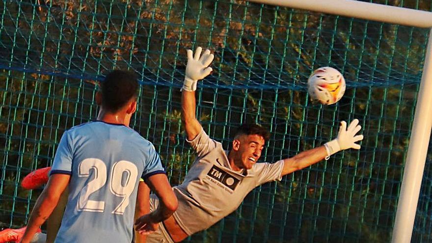 A la derecha, Badia no llega a un balón que dio en el palo. | 