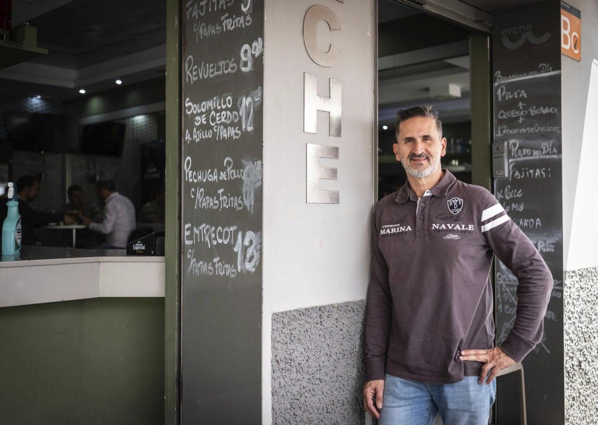 Orlando Morales, de la cafetería Orche. | ANDRÉS GUTIÉRREZ
