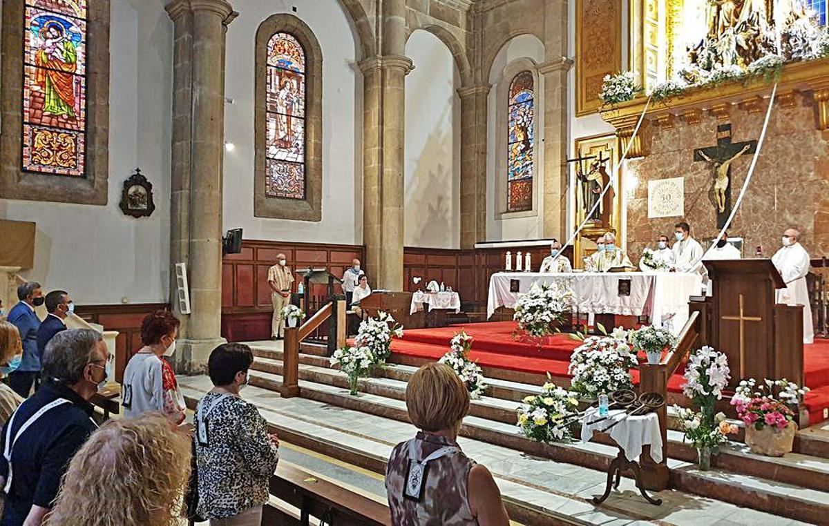 El obispo preside la misa por el Carmen | MARTA G. BREA