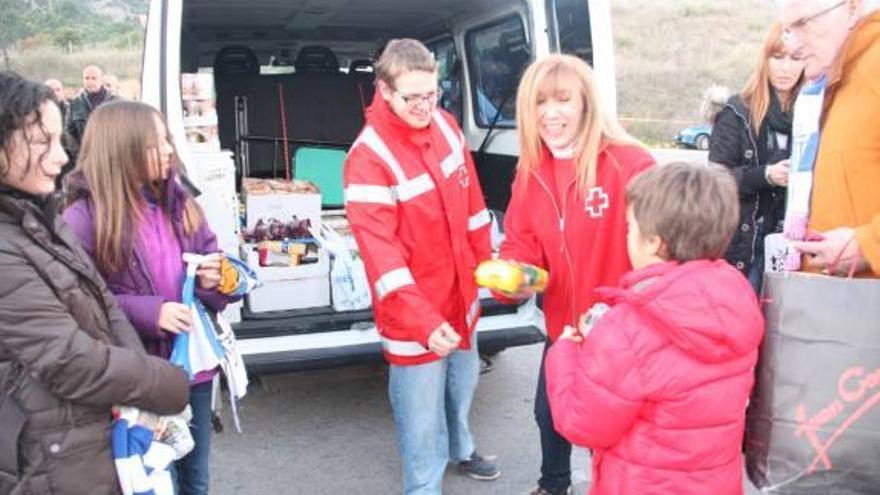 Aficionados entregan alimentos a la Cruz Roja.