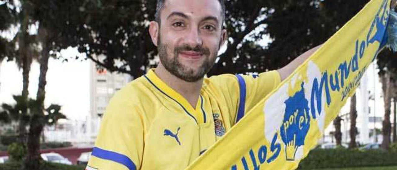 Aldo Rovagnati posa con la camiseta y la bufanda de la UD.