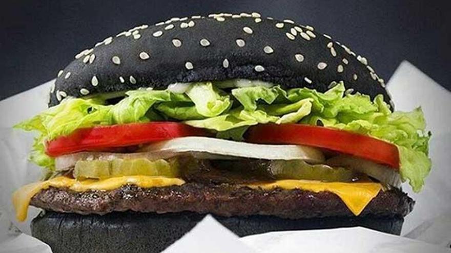 Un pa d&#039;hamburguesa de color negre.