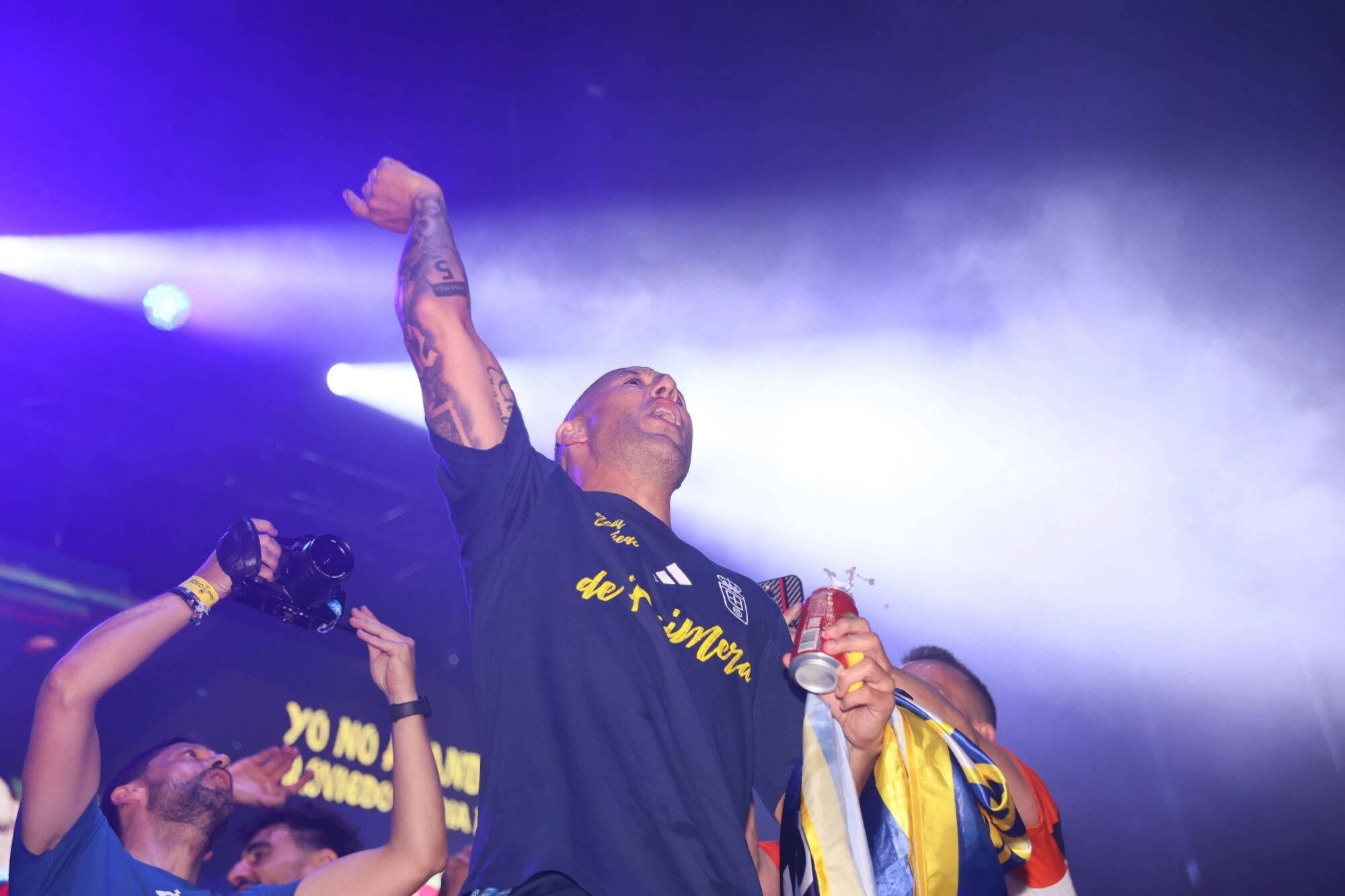 Así se celebró el ascenso del Oviedo a Primera: la afición estalla en una noche histórica