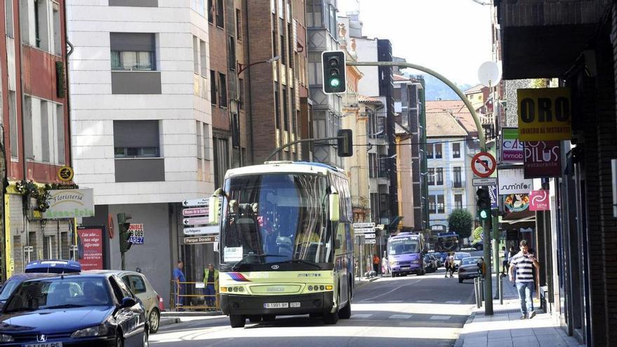 El aumento de la demanda obliga a reforzar el servicio de bus entre Laviana  y Gijón - La Nueva España